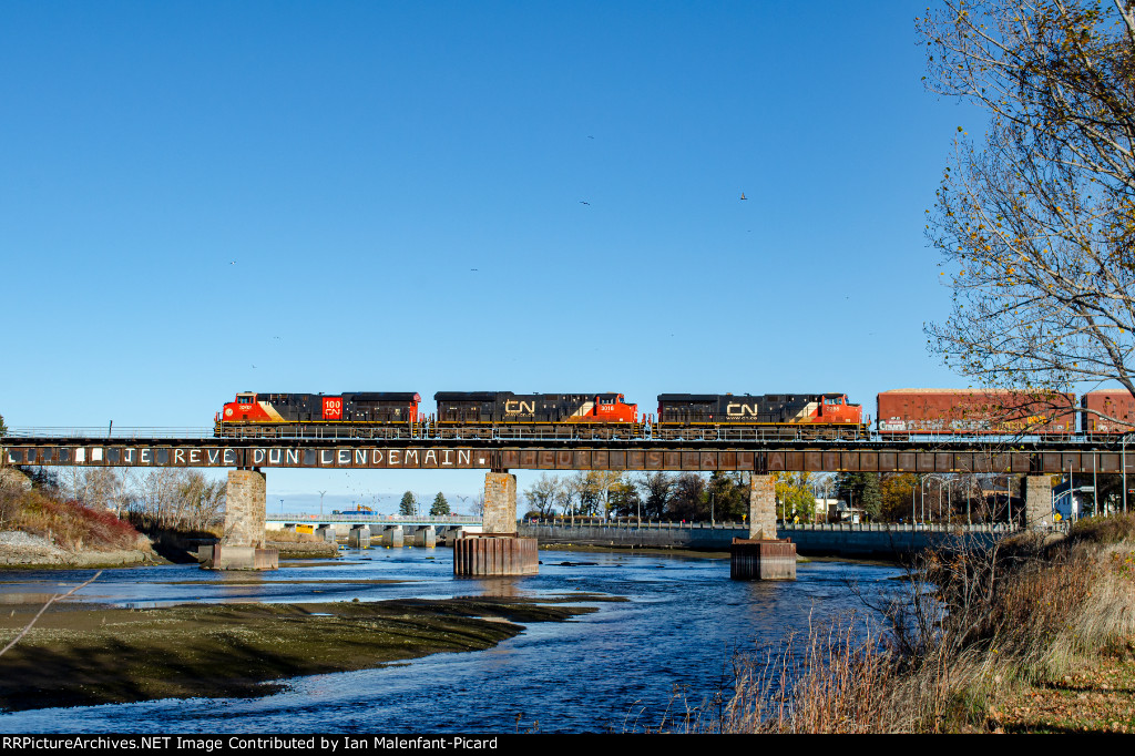 A heavy 403 lead by 3 GEs cross the Rimouski river